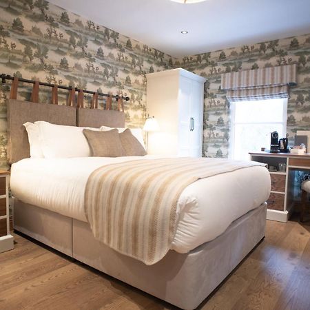 Cromwell Arms Country Pub With Rooms รอมซีย์ ภายนอก รูปภาพ