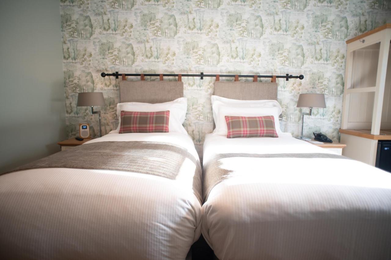 Cromwell Arms Country Pub With Rooms รอมซีย์ ภายนอก รูปภาพ