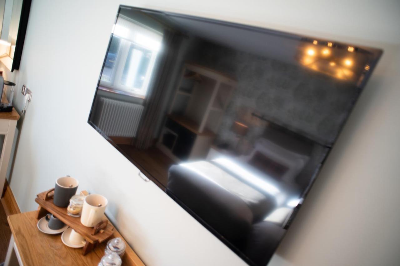 Cromwell Arms Country Pub With Rooms รอมซีย์ ภายนอก รูปภาพ