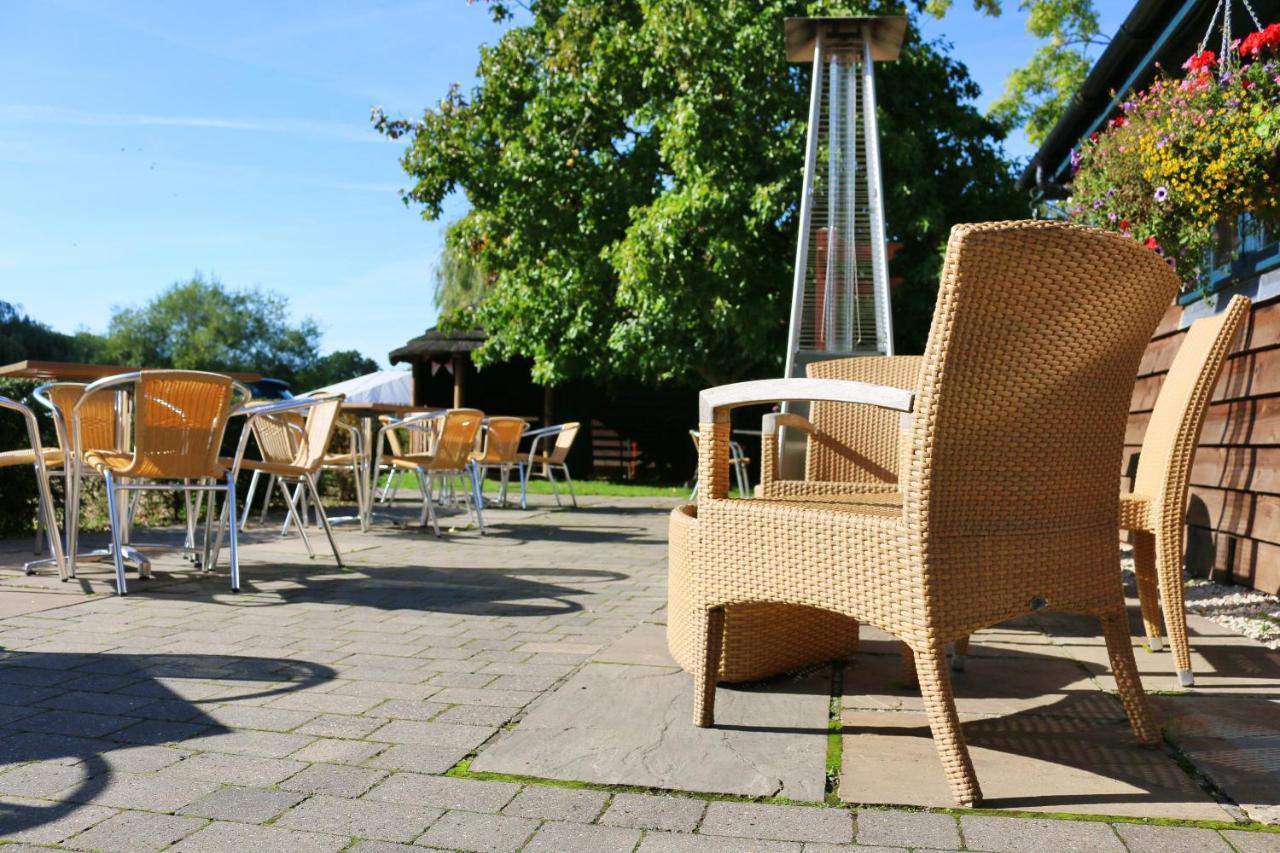 Cromwell Arms Country Pub With Rooms รอมซีย์ ภายนอก รูปภาพ