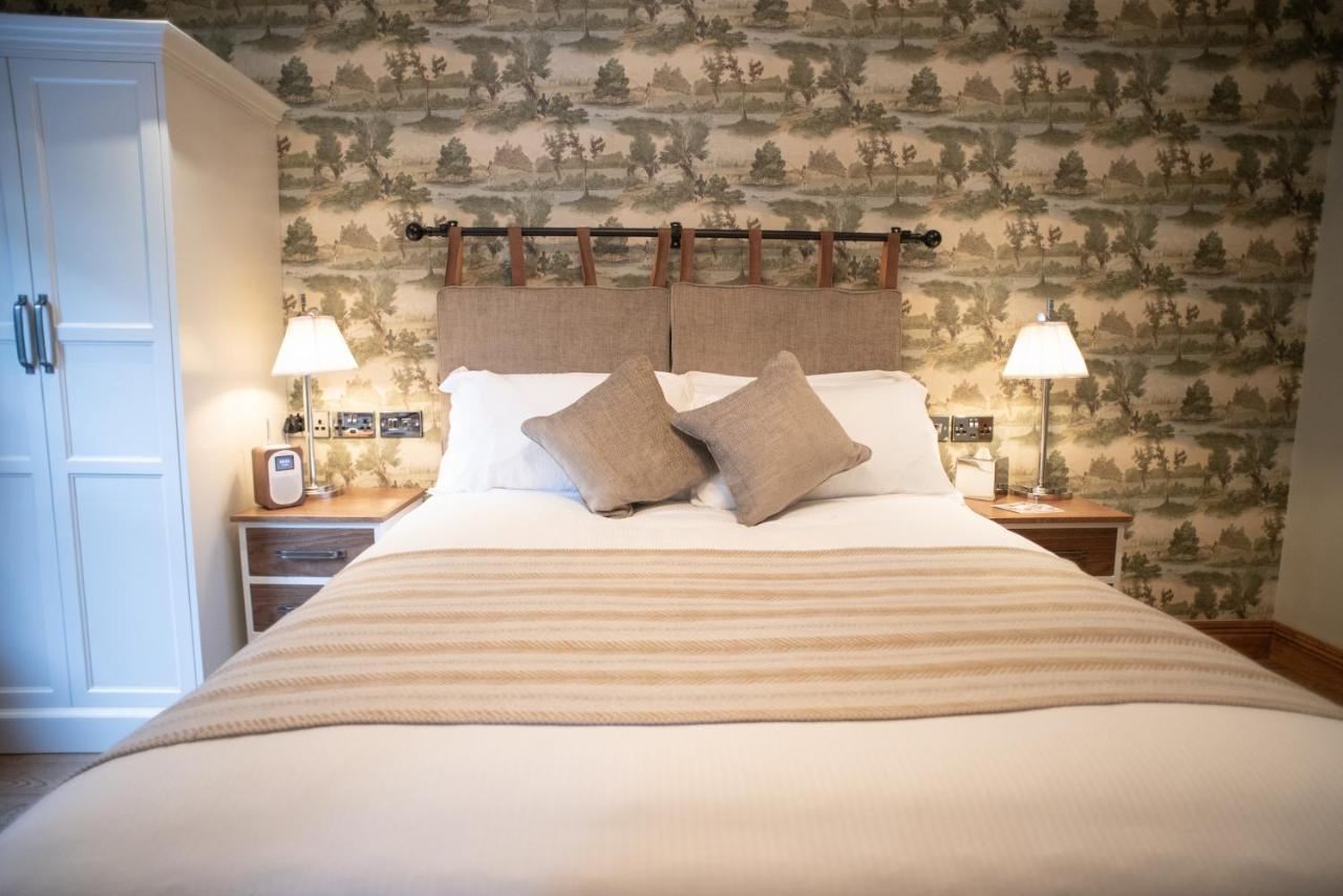 Cromwell Arms Country Pub With Rooms รอมซีย์ ภายนอก รูปภาพ