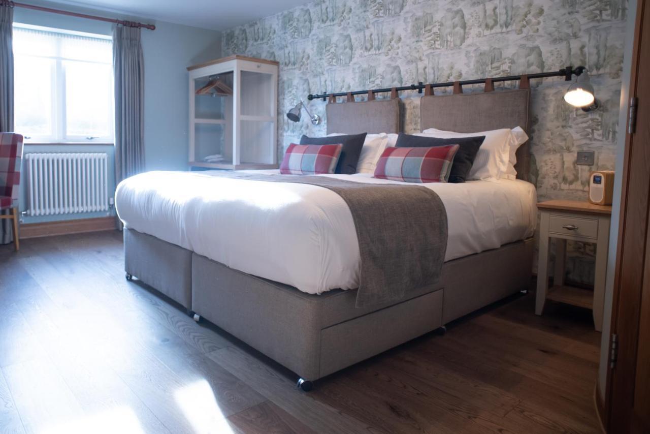 Cromwell Arms Country Pub With Rooms รอมซีย์ ภายนอก รูปภาพ