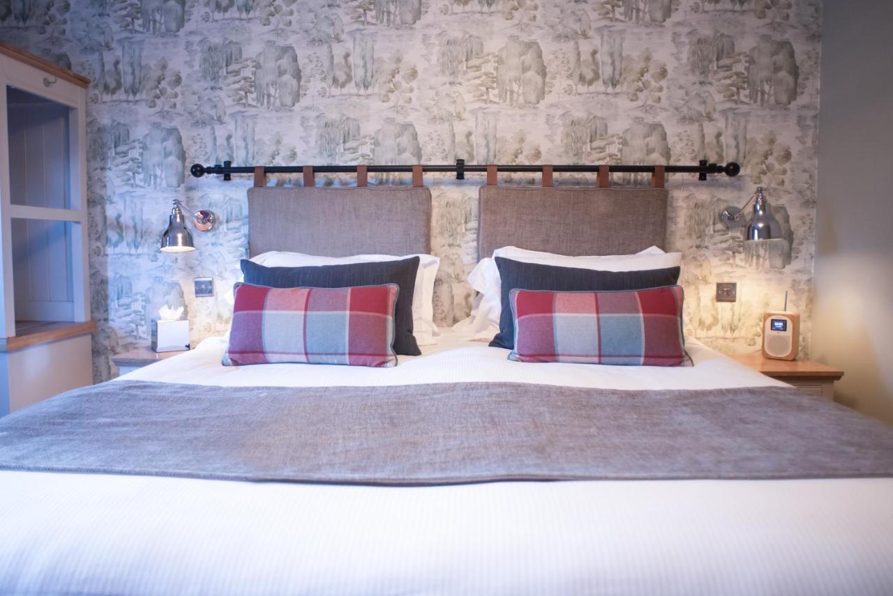 Cromwell Arms Country Pub With Rooms รอมซีย์ ภายนอก รูปภาพ